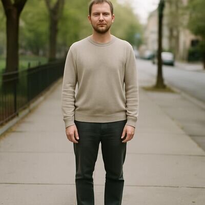 Eine europaeisch wirkende Person steht ruhig im Alltag und spuert den Boden unter den Fuessen.